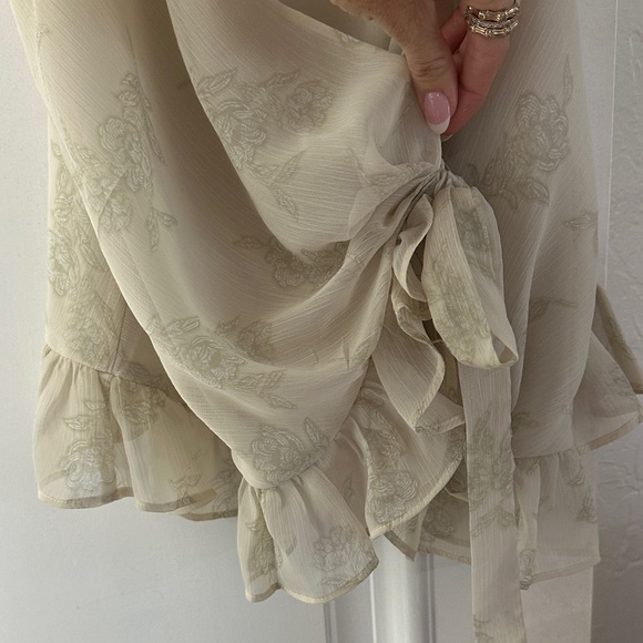 Express Beige Floral Ruffle Blouse - Picture 5 of 5